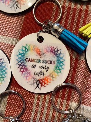 Cancer sucks in ever color - keychain